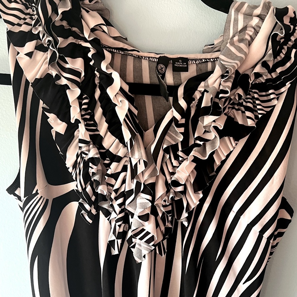 Ruffled Sleeveless Top S by Milano